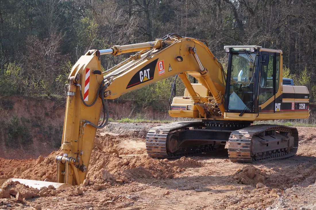 Kettenbagger von K&R Gensinger beim Erdaushub auf einer Baustelle