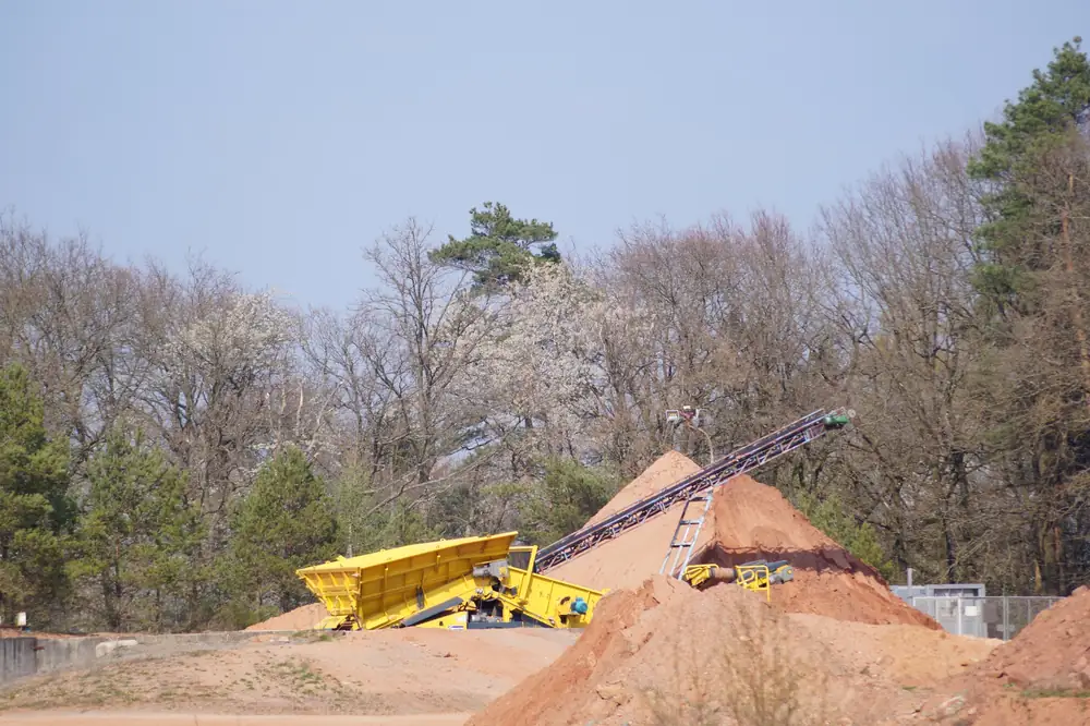 Siebanlage in der Sandgrube mit aufgeschütteten Sandkegeln